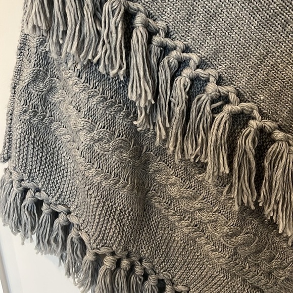 Steve Madden Turtleneck Poncho Sweater Fringe NWT - Picture 5 of 6